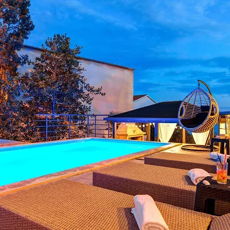 Atemberaubendes 150 Meter Zum Mit Jacuzzi, Meerblick, Pool, Billardtisch Daire Dramalj