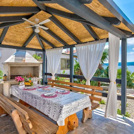 Atemberaubendes 150 Meter Zum Mit Jacuzzi, Meerblick, Pool, Billardtisch Daire Dramalj